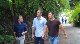 Ermitteln in einem neuen Mordfall: Steve (Alex O'Loughlin, M.), Danny (Scott Caan, l.) und Chin (Daniel Dae Kim, r.) ... © 2013 CBS BROADCASTING INC. All Rights Reserved. Ermitteln in einem neuen Mordfall: Steve (Alex O'Loughlin, M.), Danny (Scott Caan, l.) und Chin (Daniel Dae Kim, r.) ... © 2013 CBS BROADCASTING INC. All Rights Reserved.