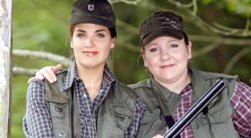 Weibsbilder - Die Jägerinnen (Judith Döker, l; Mackie Heilmann, r.) warten auf ihrem Hochstand auf Beute... © Frank Hempel Sat.1