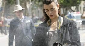 Ziva (Cote de Pablo, r.) ist geschockt, als sie am Tatort Tonys Dienstmarke und Ausweis findet ... © CBS Television
