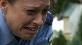 Schicksale - und plötzlich ist alles anders - Seit dem Unfalltod ihres damals 7-jährigen Sohnes Lukas ist die Polizeibeamtin Tanja Beyer nur noch ein Schatten ihrer selbst. Anstatt ihren Schmerz aktiv zu verarbeiten, steuert sie seit 5 Jahren kalt und mechanisch durch ihren Alltag. Bis sie eines Tages dem Mann gegenübersteht, der ihr Kind auf dem Gewissen hat ... © SAT.1