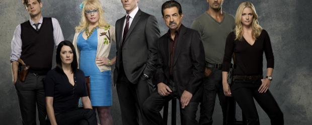(7. Staffel) - Ein starkes Team, das jeden Serientäter zur Strecke bringt: Special Agent Dr. Spencer Reid (Matthew Gray Gubler, l.), Emily Prentiss (Paget Brewster, 2.v.l,), Special Agent Derek Morgan (Shemar Moore, 2.v.r.), Special Agent Aaron Hotchner (Thomas Gibson, M.), Supervisory Special Agent David Rossi (Joe Mantegna, 3.v.r.), Jennifer 'JJ' Jareau (AJ Cook, r.) und Penelope Garcia (Kirsten Vangsness, 3.v.l.) ... © ABC Studios (7. Staffel) - Ein starkes Team, das jeden Serientäter zur Strecke bringt: Special Agent Dr. Spencer Reid (Matthew Gray Gubler, l.), Emily Prentiss (Paget Brewster, 2.v.l,), Special Agent Derek Morgan (Shemar Moore, 2.v.r.), Special Agent Aaron Hotchner (Thomas Gibson, M.), Supervisory Special Agent David Rossi (Joe Mantegna, 3.v.r.), Jennifer 'JJ' Jareau (AJ Cook, r.) und Penelope Garcia (Kirsten Vangsness, 3.v.l.) ... © ABC Studios