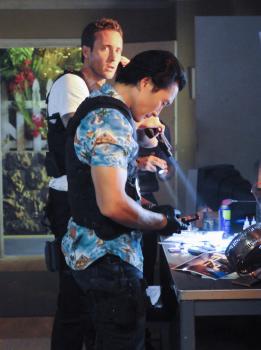 Hawaii Five-0 - Bei den Ermittlungen in einem neuen Fall: Steve (Alex O'Loughlin, l.) und Chin (Daniel Dae Kim, r.) ... © TM &   CBS Studios Inc. All Rights Reserved.