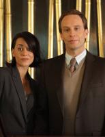 Würden gerne auf dem Chefsessel Platz nehmen: Personalchef Stefan Obermayer (Julian Weigend, r.) und die Assistentin der Hotelmanagerin, Manu (Edita Malovcic, l.) ... © Petro Domenigg SAT.1