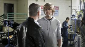 Navy CIS: L.A. - Auf der Suche nach einen Bombenleger: Callen (Chris O'Donnell, l.) und Deeks (Eric Christian Olsen, r.) ... © CBS Studios Inc. All Rights Reserved.