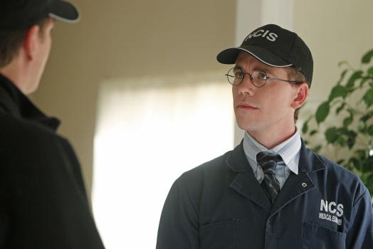 Navy CIS - Bei den Ermittlungen, stoßen Jimmy (Brian Dietzen, r.) und seine Kollegen auf eine Wende in ihrem Fall ... © CBS Television