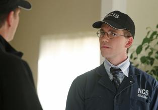 Navy CIS - Bei den Ermittlungen, stoßen Jimmy (Brian Dietzen, r.) und seine Kollegen auf eine Wende in ihrem Fall ... © CBS Television