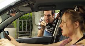 Frauen und Einparken - ein Thema für sich! Wenn es dann aber doch mal sofort klappt, wird diese Erfahrung für den gestandenen Macho zum traumatischen Erlebnis. Da wird ein jahrelang gepflegtes Frauenbild ja quasi in einem Zug zerstört! (v.l.n.r. Thomas M. Held, Nina Vorbrodt) © Sat.1