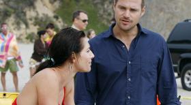 Ermittelt undercover, um etwas Licht in den neuen Fall zu bringen: Special Agent Callen (Chris O'Donnell, r.) ... © CBS Studios Inc. All Rights Reserved.