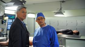Navy CIS - Ein neuer Mordfall beschäftigt Gibbs (Mark Harmon, l.) und Ducky (David McCallum, r.) ... © 2012 CBS Broadcasting Inc. All Rights Reserved.
