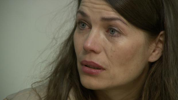 Schicksale - und plötzlich ist alles anders - Der Geburtstag ihrer Tochter Melanie erinnert Alexandra jedes Jahr an den größten Fehler ihres Lebens. Mit 18 brachte sie Zwillinge auf die Welt. Völlig überfordert mit der Situation sah sie nur einen Ausweg: Die Kinder getrennt aufwachsen zu lassen. Der Vater der Mädchen, behielt Jennifer, die kleine Melanie blieb bei ihr ... © SAT.1