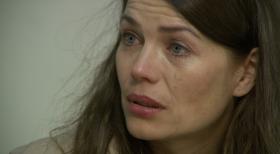 Schicksale - und plötzlich ist alles anders - Der Geburtstag ihrer Tochter Melanie erinnert Alexandra jedes Jahr an den größten Fehler ihres Lebens. Mit 18 brachte sie Zwillinge auf die Welt. Völlig überfordert mit der Situation sah sie nur einen Ausweg: Die Kinder getrennt aufwachsen zu lassen. Der Vater der Mädchen, behielt Jennifer, die kleine Melanie blieb bei ihr ... © SAT.1