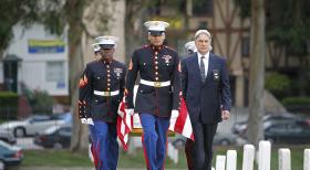 Gibbs (Mark Harmon, r.) nimmt Abschied von Mike Franks ... © CBS Television