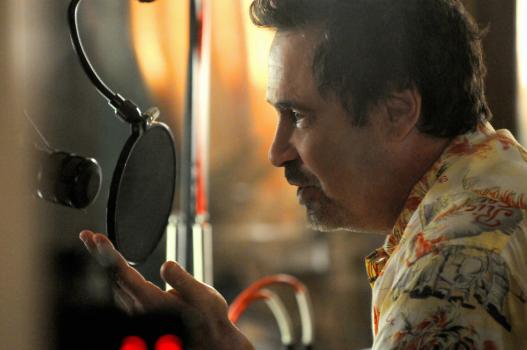 Hawaii Five-0 - Der berühmte Radiomoderator Bobby Raines (Dennis Miller) wird während einer Sendung Opfer eines Bombenanschlags. Das Five-O Team beginnt sofort mit den Ermittlungen ... © TM &   CBS Studios Inc. All Rights Reserved.