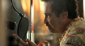 Hawaii Five-0 - Der berühmte Radiomoderator Bobby Raines (Dennis Miller) wird während einer Sendung Opfer eines Bombenanschlags. Das Five-O Team beginnt sofort mit den Ermittlungen ... © TM &   CBS Studios Inc. All Rights Reserved.