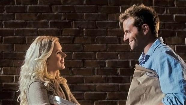 Er steht einfach nicht auf Dich - Janine misstraut ihrem Mann Ben (Bradley Cooper, r.), der sich in Annas (Scarlett Johansson, l.) Gegenwart selbst nicht mehr vertraut ... © Warner Brother