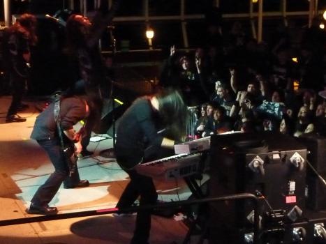 Was passiert, wenn 2000 Rocker und 40 Heavy Metal-Bands auf einem Kreuzfahrtschiff durch die Karibik schippern? Wird die Reise für die Besatzung ein "Cruise to Hell"? © SAT.1