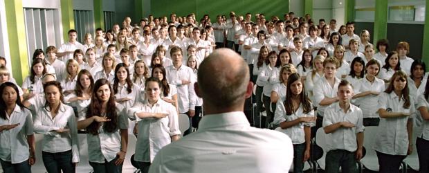 "Die Welle" erfasst die ganze Schule. Das Experiment läuft total aus dem Ruder und verselbständigt sich immer mehr. Kann Lehrer Rainer Wenger (Jürgen Vogel, vorne) die heranrollenden "Welle" noch rechtzeitig stoppen? © Constantin Film