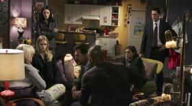 Penelope Garcia (Kirsten Vangsness, l.) wird in einer Notoperation gerettet. Ihre Kollegen Reid (Matthew Gray Gubler, 2.v.r.), Prentiss (Paget Brewster, 3.v.l.), Morgan (Shemar Moore, 3.v.r.), Hotch (Thomas Gibson, r.), Rossi (Joe Mantegna, M.) und JJ (AJ Cook, 2.v.l.) handeln gegen alle Vorschriften und übernehmen keinen neuen Auftrag, bis der Täter, der sie angeschossen hat, gefunden ist ... © Touchstone Television