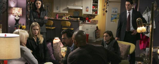Penelope Garcia (Kirsten Vangsness, l.) wird in einer Notoperation gerettet. Ihre Kollegen Reid (Matthew Gray Gubler, 2.v.r.), Prentiss (Paget Brewster, 3.v.l.), Morgan (Shemar Moore, 3.v.r.), Hotch (Thomas Gibson, r.), Rossi (Joe Mantegna, M.) und JJ (AJ Cook, 2.v.l.) handeln gegen alle Vorschriften und übernehmen keinen neuen Auftrag, bis der Täter, der sie angeschossen hat, gefunden ist ... © Touchstone Television