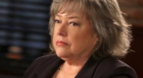 Harry's Law - Verteidigt Lou wegen Totschlags im Affekt an seinem Partner Mitchell: Harriet (Kathy Bates) ... © Warner Bros. Television