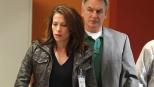 Gibbe (Mark Harmon, r.) ermittelt im Mordfall von Travis Wooten. Um etwas herauszufinden befragt er, dessen Frau Marine Gunnery Sergeant Georgia Wooten (Christina Cox, l.) Doch kann sie wirklich weiterhelfen? © CBS Television