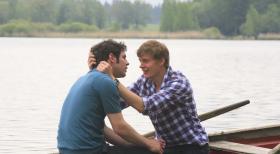 All you need is love - Meine Schwiegertochter ist ein Mann - Der romantische Bootstrip der beiden Verliebten (Manuel Wittig, l. und Andreas Helgi Schmid, r.) wird zum Desaster - am Ufer zerreißt sich das ganze Dorf das Maul ... © Sat.1