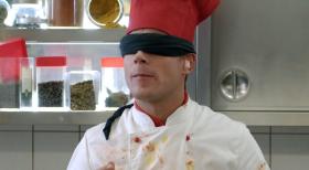 Der Chefkoch eines 5-Sterne-Hotels (Mathias Schlung) kocht mit verbundenen Augen und Ohrenstöpsel um sich voll auf seine Geschmacksnerven zu konzentrieren .... © Sat.1