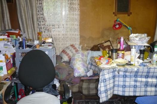 Laut Schätzungen leiden in Deutschland ca. zwei Mio. Menschen unter dem Messie-Syndrom. Sie horten, sammeln und hausen zwischen Unrat und Sperrmüll. Auch Familie Bauer ist betroffen: Roswitha und ihre Töchter Renate und Kerstin können nichts wegwerfen ... © SAT.1