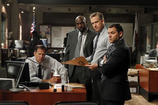 The Mentalist - Ein Fall beschäftigt Agent Masterson (Rick Peters, l.), Agent Niskin (Omar Dorsey, 2.v.l.), Ray Haffner (Reed Diamond, 2.v.r.) und Agent Tork (Josh Bitton, r.) ... © Warner Bros. Television