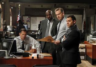 The Mentalist - Ein Fall beschäftigt Agent Masterson (Rick Peters, l.), Agent Niskin (Omar Dorsey, 2.v.l.), Ray Haffner (Reed Diamond, 2.v.r.) und Agent Tork (Josh Bitton, r.) ... © Warner Bros. Television