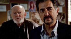David Rossi (Joe Mantegna, r.) und seine Profiler ermitteln in einem Fall, der starke Ähnlichkeiten mit einer Mordserie vor 27 Jahren aufweist. Rossi befragt John Caulfield (W. Morgan Sheppard, l.), den ehemaligen Sheriff ... © Touchstone Television