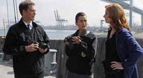 Navy CIS - Ein Schiff ohne Passagiere und Besatzung wird von der Küstenwache in US-Gewässern aufgefunden. DiNozzo (Michael Weatherly, l.), Ziva (Cote de Pablo, M.) und Special Agent Abigail Borin (Diane Lane, r.) ermitteln ... © CBS Television