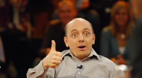 Bernhard Hoëcker ist von der Antwort eines "Ratekollegen" begeistert ... © Sat.1
