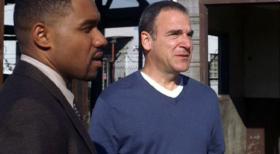 Special Agent Jason Gideon (Mandy Patinkin, r.) und Det. Fuller (Kent Faulcon, l.) sind einem traumatisierten Soldaten auf der Spur, der mordend durch Houston zieht ... © Touchstone Television