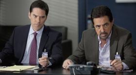 Criminal Minds - Werden nach San Diego gerufen, um einen neuen Fall zu lösen: Rossi (Joe Mantegna, r.) und Hotch (Thomas Gibson, l.) ... © ABC Studios