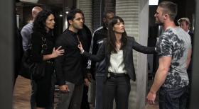 Bis aufs Blut: Beatriz (Paola Turbay, l.), Manny (Rey Valentin, 2.v.l.), Teresa (Robin Tunney, 3.v.r.) Rowdy Merriman (Jake McLaughlin, 2.v.r.), Suge Lima (Sherman Augustus, 4.v.r.) und Patrick (Simon Baker, r.) ... © Warner Bros. Television