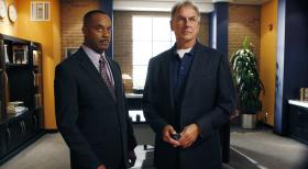 Werden mit einem neuen Fall beauftragt: Vance (Rocky Carroll, l.) und Gibbs (Mark Harmon, r.) ... © CBS Television