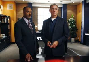 Werden mit einem neuen Fall beauftragt: Vance (Rocky Carroll, l.) und Gibbs (Mark Harmon, r.) ... © CBS Television