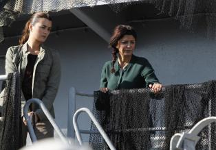 Navy CIS - Ein Offizier der Küstenwache wird auf einem führerlosen Schiff erschossen. Die Crew ist von Bord gegangen. Als Gibbs und seine Leute zusammen mit Agent Borin an Bord kommen, hören sie Geräusche unter Deck und finden dort eine libanesische Familie eingeschlossen in einem der Räume. Ziva (Cote de Pablo, l.) und Mariam Bawali (Shohreh Aghdashloo, r.) ... © CBS Television