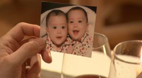 Schicksale - und plötzlich ist alles anders - Der Geburtstag ihrer Tochter Melanie erinnert Alexandra jedes Jahr an den größten Fehler ihres Lebens. Mit 18 brachte sie Zwillinge auf die Welt. Völlig überfordert mit der Situation sah sie nur einen Ausweg: Die Kinder getrennt aufwachsen zu lassen. Der Vater der Mädchen, behielt Jennifer, die kleine Melanie blieb bei ihr ... © SAT.1