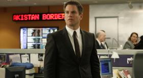 Vor drei Jahren hatte Tony (Michael Weatherly) den Pentagon-Mitarbeiter Renny Grant aufgrund von Unterschlagungen hinter Gitter gebracht. Jetzt taucht Renny wieder auf - und prompt wird der Hauptbelastungszeuge aus dem damaligen Fall ermordet vorgefunden ... © CBS Television