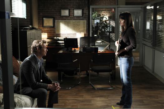 The Mentalist - Ein neuer Fall beschäftigt Patrick Jane (Simon Baker, l.) und Teresa Lisbon (Robin Tunney, r.) ... © Warner Bros. Television
