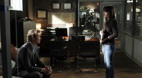 The Mentalist - Ein neuer Fall beschäftigt Patrick Jane (Simon Baker, l.) und Teresa Lisbon (Robin Tunney, r.) ... © Warner Bros. Television