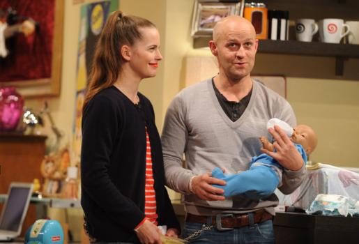 Isabell (Isabell Polak, l.) gibt Jürgen (Jürgen Vogel, r.) wichtige Tipps für den Umgang mit einem Säugling. © SAT.1