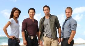 (1. Staffel) - Im Kampf gegen das organisierte Verbrechen im Paradies: Steve McGarrett (Alex O'Loughlin, 2.v.r.), Danny Williams (Scott Caan, r.), Chin Ho Kelly (Daniel Dae Kim, 2.v.l.) und Kono Kalakaua (Grace Park, l.) ... © TM & 2010 CBS Studios Inc. All Rights Reserved. (1. Staffel) - Im Kampf gegen das organisierte Verbrechen im Paradies: Steve McGarrett (Alex O'Loughlin, 2.v.r.), Danny Williams (Scott Caan, r.), Chin Ho Kelly (Daniel Dae Kim, 2.v.l.) und Kono Kalakaua (Grace Park, l.) ... © TM & 2010 CBS Studios Inc. All Rights Reserved.