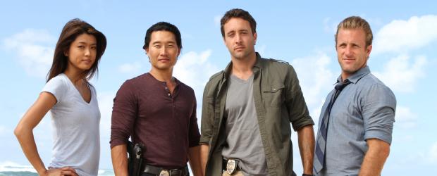 (1. Staffel) - Im Kampf gegen das organisierte Verbrechen im Paradies: Steve McGarrett (Alex O'Loughlin, 2.v.r.),  Danny Williams (Scott Caan, r.), Chin Ho Kelly (Daniel Dae Kim, 2.v.l.) und Kono Kalakaua (Grace Park, l.) ... © TM &   2010 CBS Studios Inc. All Rights Reserved.