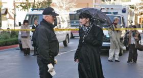 Special Agent Patterson hat ein Gemälde an Abby (Pauley Perrette, r.) geschickt. Kurz darauf wird er erschossen aufgefunden. Nun beginnen die Ermittlungen für Gibbs (Mark Harmon, l.) und sein Team ... © CBS Television