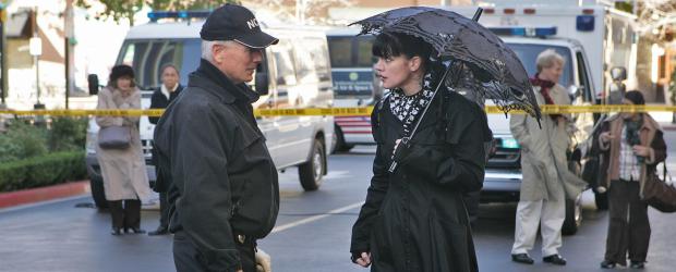 Special Agent Patterson hat ein Gemälde an Abby (Pauley Perrette, r.) geschickt. Kurz darauf wird er erschossen aufgefunden. Nun beginnen die Ermittlungen für Gibbs (Mark Harmon, l.) und sein Team ... © CBS Television Special Agent Patterson hat ein Gemälde an Abby (Pauley Perrette, r.) geschickt. Kurz darauf wird er erschossen aufgefunden. Nun beginnen die Ermittlungen für Gibbs (Mark Harmon, l.) und sein Team ... © CBS Television