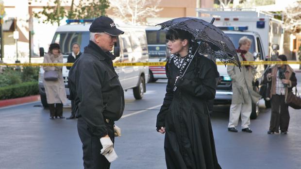 CBS Television Special Agent Patterson hat ein Gemälde an Abby (Pauley Perrette, r.) geschic...