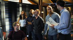 Ermitteln in einem Mordfall: Eric Beal (Barrett Foa, vorne), Special Agent Kensi Blye (Daniela Ruah, l.), Special Agent Dominic Vail (Adam Jamal Craig, 2.v.l.), Special Agent Callen (Chris O'Donnell, M.), Special Agent Sam Hanna (LL Cool J, 2.v.r.) und Nate Getz (Peter Cambor, r.) ... © CBS Studios Inc. All Rights Reserved.